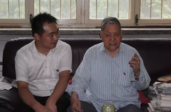普瑞眼科踐行“兩學(xué)一做” 走訪慰問(wèn)共和國(guó)老黨員