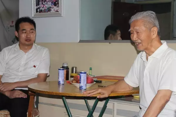 普瑞眼科踐行“兩學(xué)一做” 走訪慰問(wèn)共和國(guó)老黨員