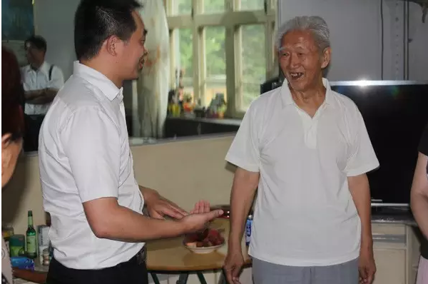 普瑞眼科踐行“兩學(xué)一做” 走訪慰問(wèn)共和國(guó)老黨員