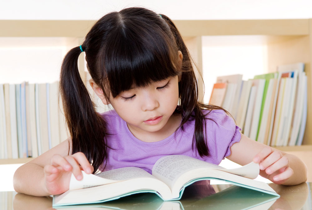 孩子看書離得近，這是近視嗎？