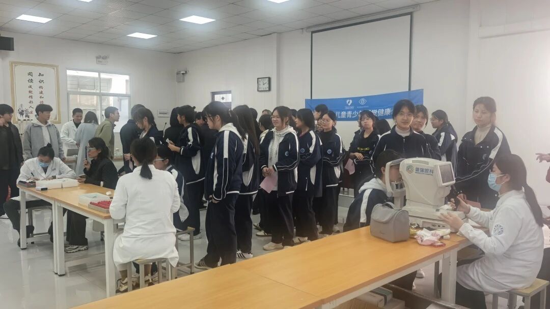 鄭州普瑞眼科“關(guān)愛青少年 健康光明老區(qū)行”在行動