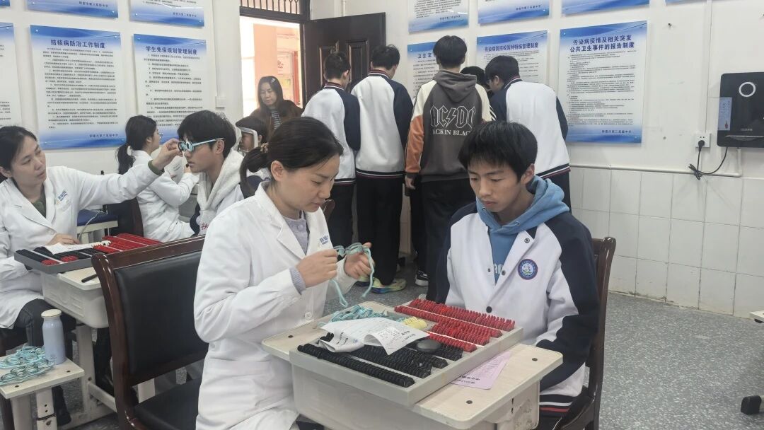 鄭州普瑞眼科“關(guān)愛青少年 健康光明老區(qū)行”在行動