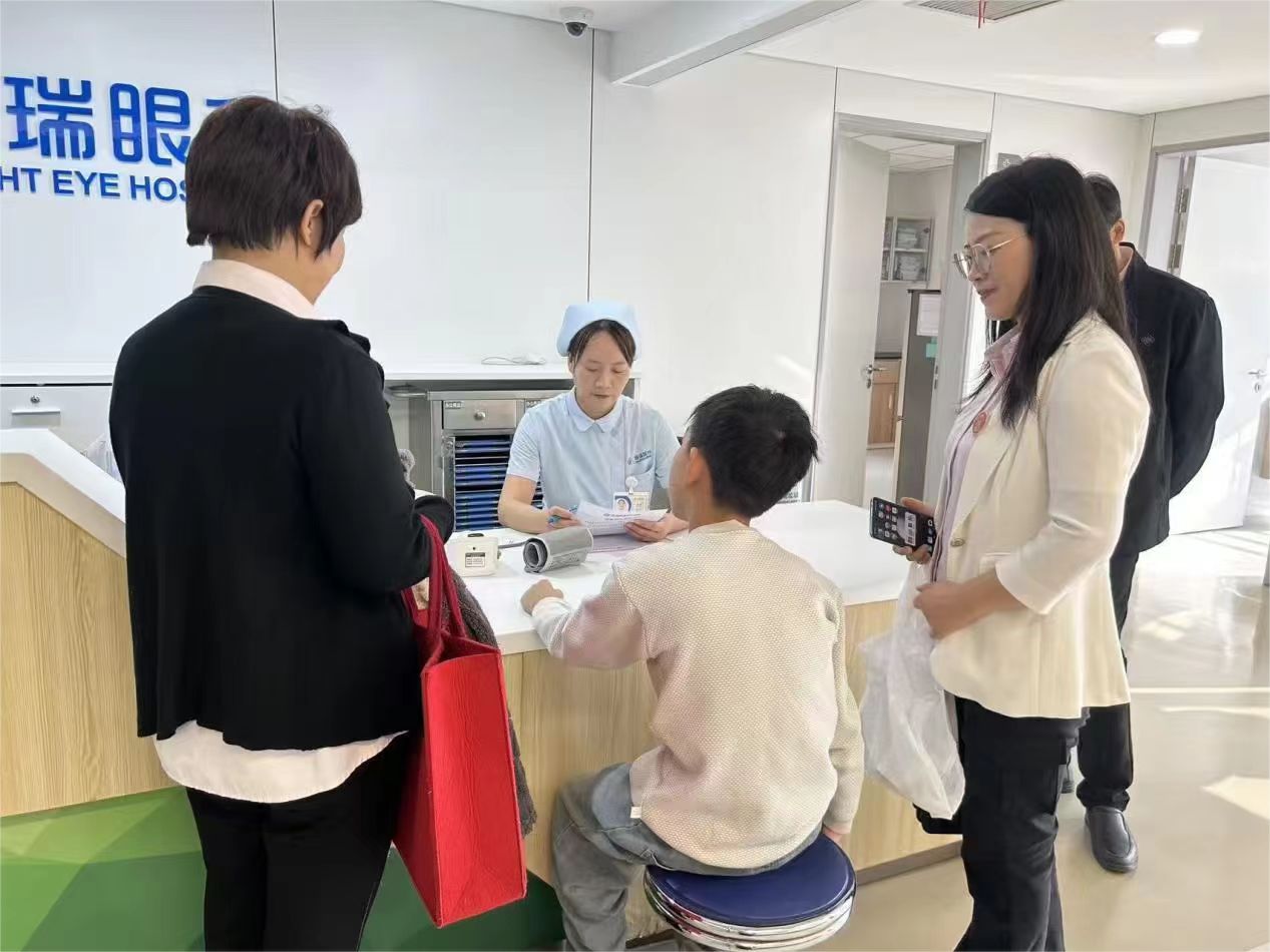 斜弱視專家張超主任為“事實(shí)孤兒”小安實(shí)施斜視矯正