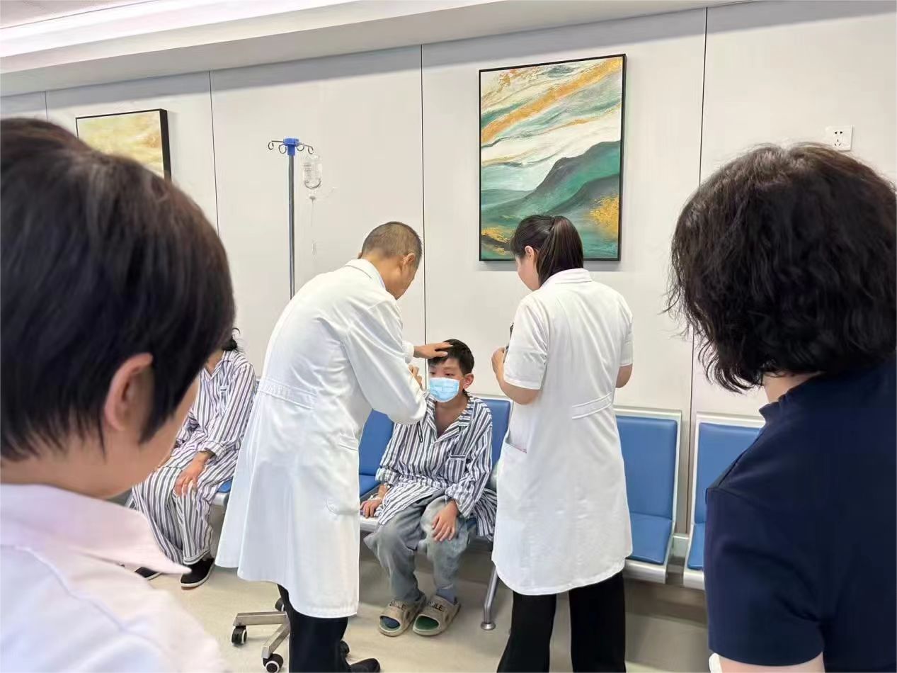 斜弱視專家張超主任為“事實(shí)孤兒”小安實(shí)施斜視矯正