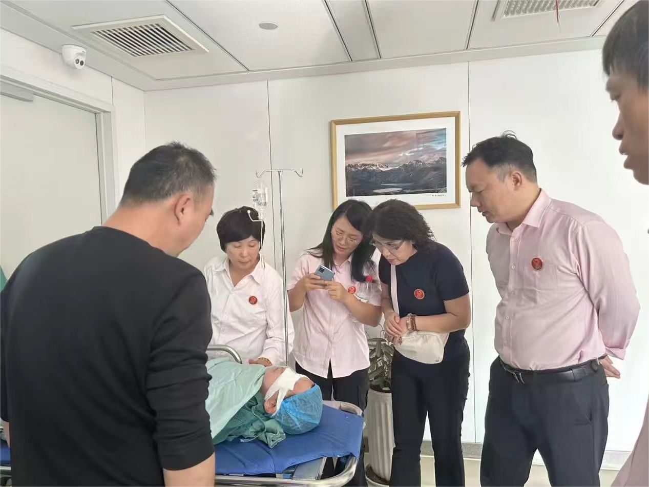 斜弱視專家張超主任為“事實(shí)孤兒”小安實(shí)施斜視矯正