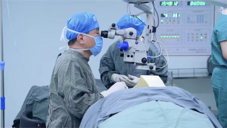 鄭州普瑞眼科全國首批晶體植入順利完成！